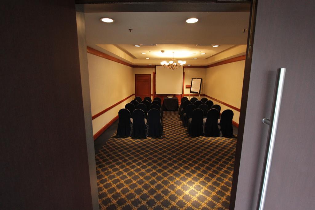 Radisson Paraiso Hotel מקסיקו סיטי מראה חיצוני תמונה A meeting room at a hotel