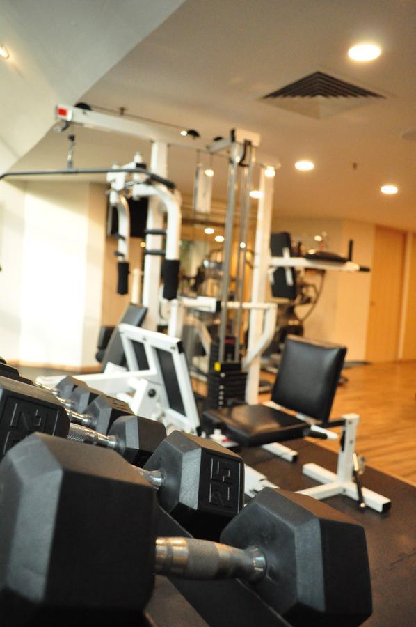 Radisson Paraiso Hotel מקסיקו סיטי מראה חיצוני תמונה A gym at a hotel